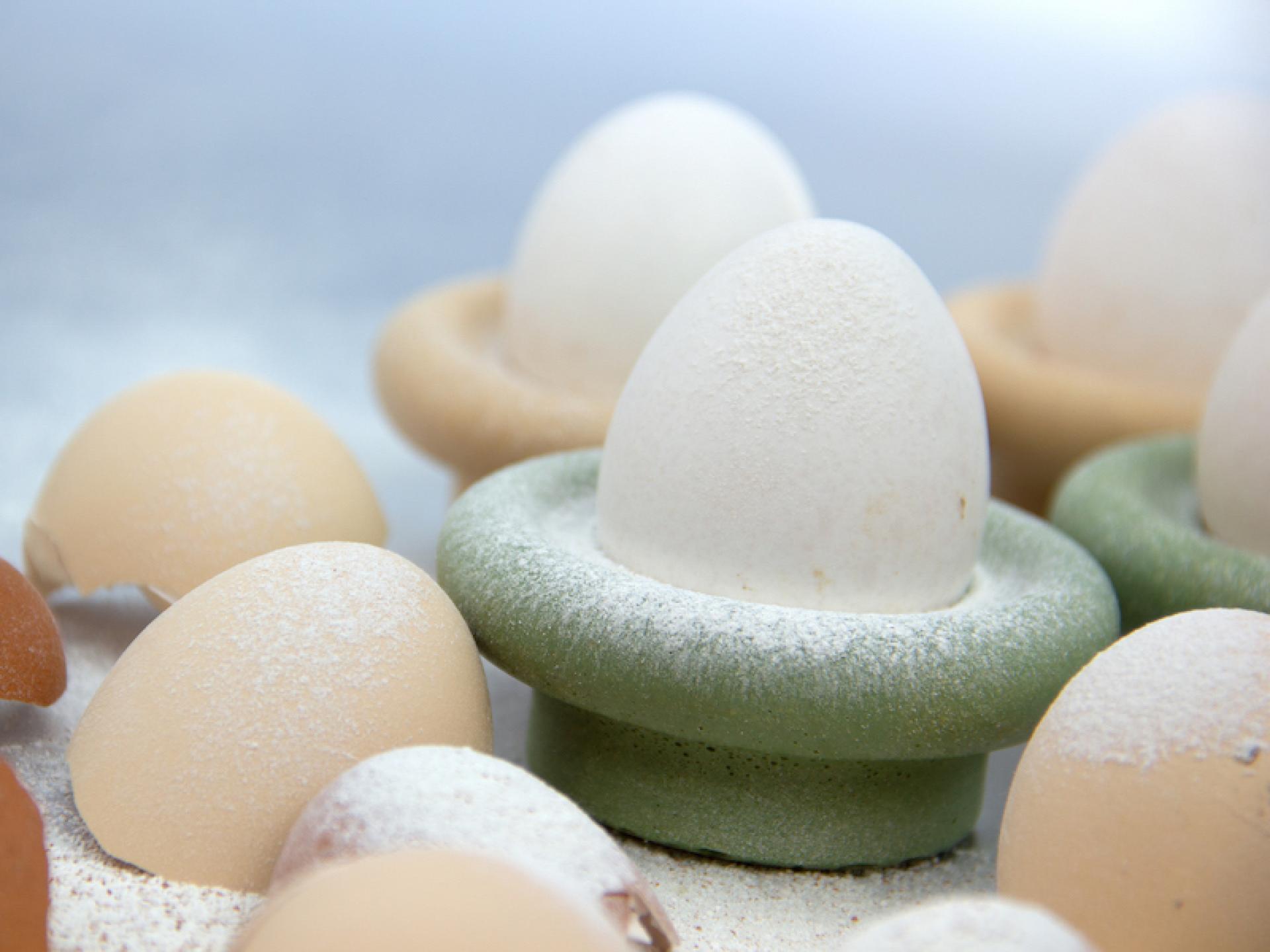 Elegant ceramic egg designs showcasing a variety of colors, crafted by Atelier Barb in their Bio Series collection.