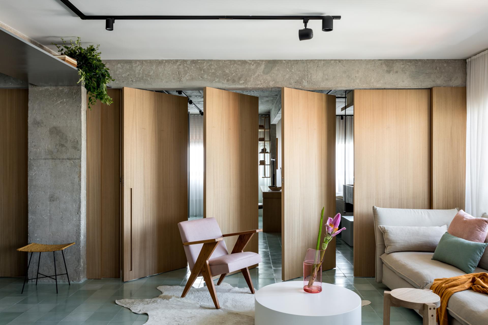 Modern integrated apartment in São Paulo showcasing a blend of vintage and contemporary design elements.