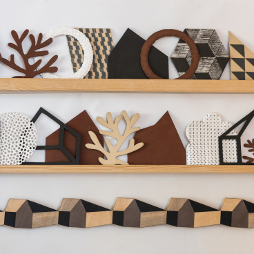 Abstract decorative elements highlight the 'Decorative Minimalist' concept, emphasizing natural materials and creative shapes.
