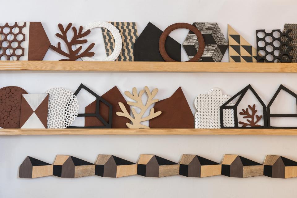 Abstract decorative elements highlight the 'Decorative Minimalist' concept, emphasizing natural materials and creative shapes.