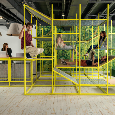Innovative workspace design featuring colorful, modular seating elements and relaxation areas at the Workspace Design Show 2021.