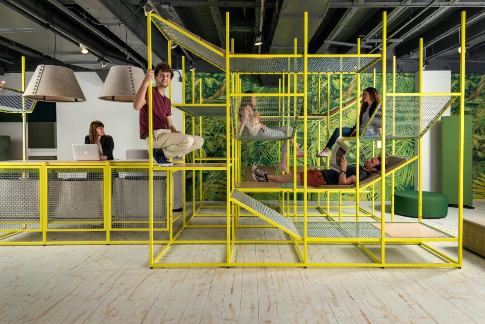 Innovative workspace design featuring colorful, modular seating elements and relaxation areas at the Workspace Design Show 2021.