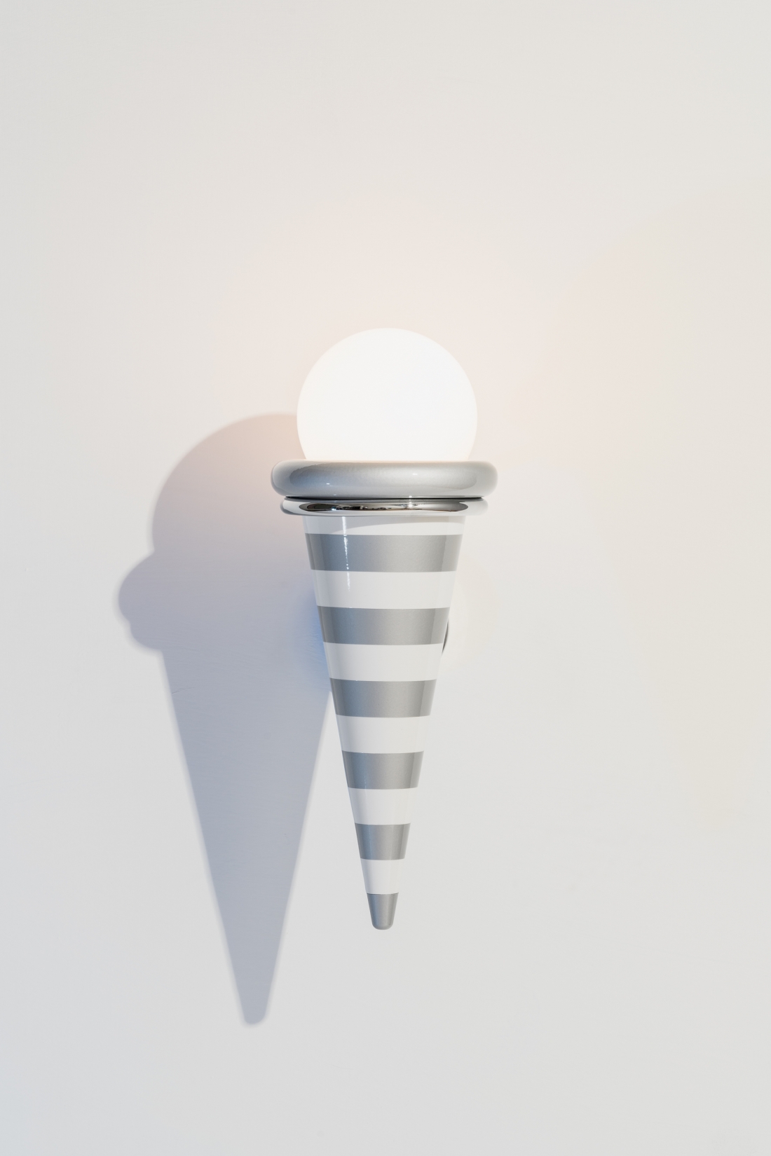 Gelato, Masanori Umeda, 2020 (based on a 1982 design), “Night Tales” Collection, Post Design. Lamp with aluminium structure, available in table, wall-mounted and ceiling versions. GLOBO 14W-E27 led bulb. Dimensions: table diameter 21, H 43 cm, appliqué diameter 15, H 40 cm; ceiling diameter 15, H 40 cm. Photograph © Delfino Sisto Legnani. Courtesy of Memphis srl.