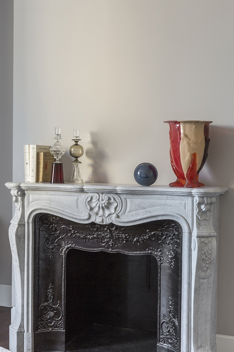 Bedroom. Arctic Rock dressoir by JSPR; Pendule clock by Papier à étres for Serax; Kalff studio candelabra; Mio table lamp by Aldo Cibic by Ghidini 1961; Randaccio mirror by Gio Ponti by Gubi; original marble fireplace with lacquered ceramic sphere by Bosa and Fish vase design Gaetano Pesce; Flowers coffee table by Ghidini 1961 in copper; Maze stool by Dirk Vander Kooij; Morris Plaid by L’Arcolaio; Vanly beige plaid by Harmony; wardrobes custom designed by Alvisi Kirimoto; wallpaper by Metamorphosi. ©Serena Eller Vainicher