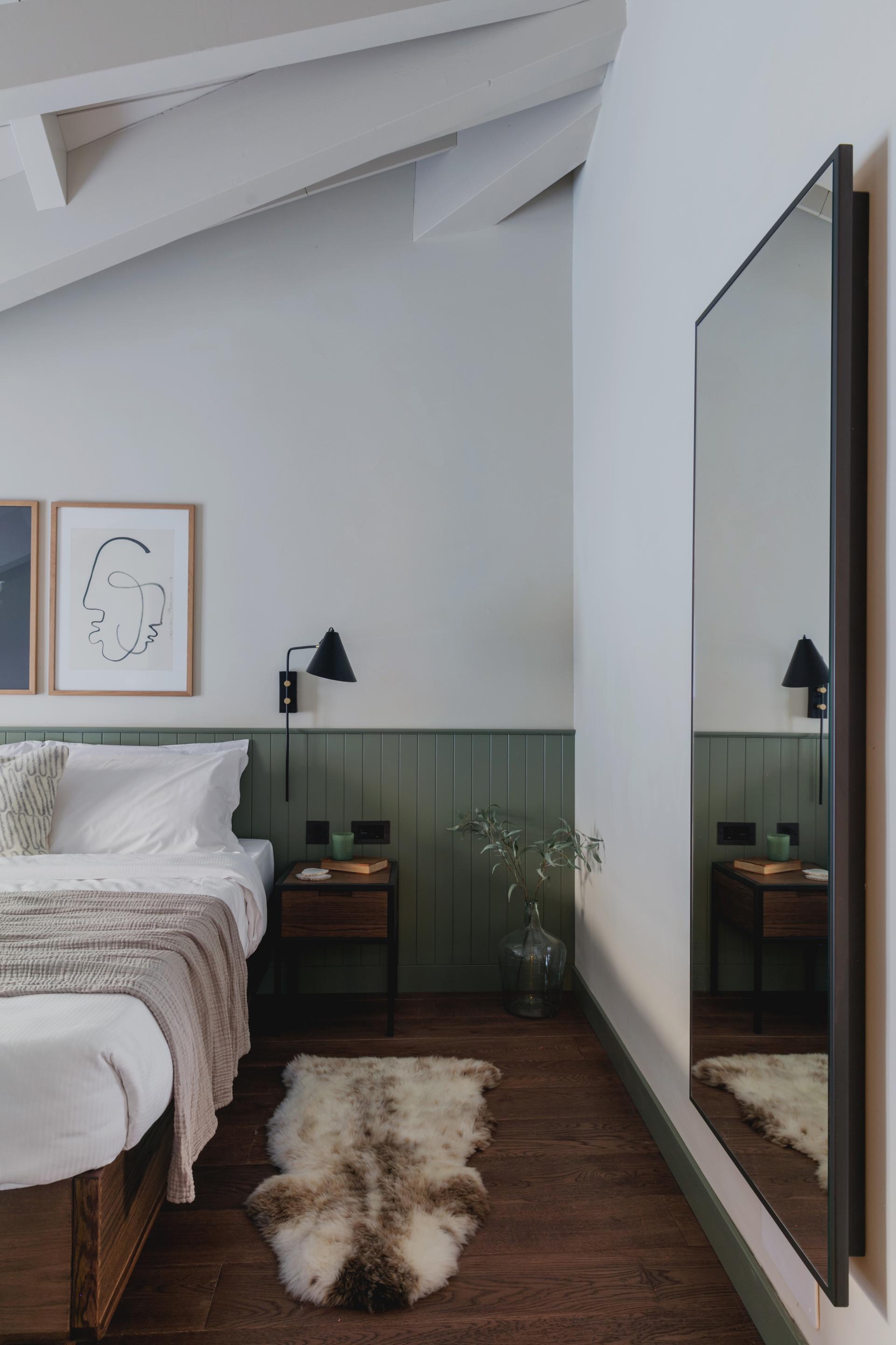 Stylish hotel bedroom featuring sustainable design elements, including minimalist decor, natural materials, and an inviting ambiance.