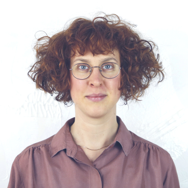 Paula Nerlich smiling, showcasing her interest in biomaterials research and circular economy principles against a neutral background.