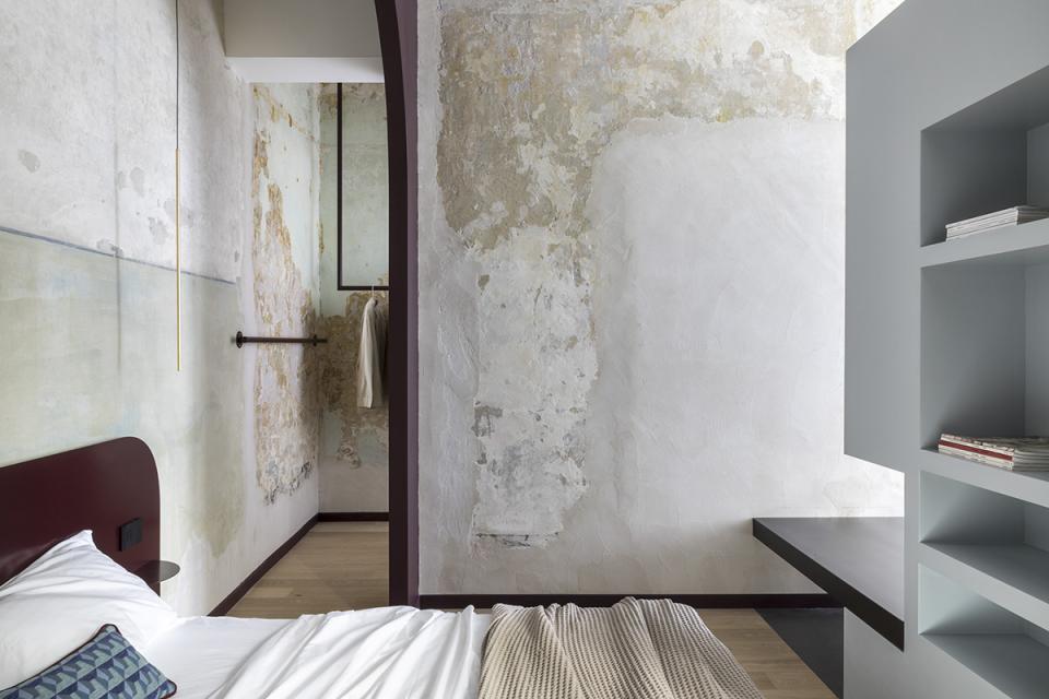 Stylish interior of a compact apartment in Trastevere, featuring textured walls and modern furnishings.
