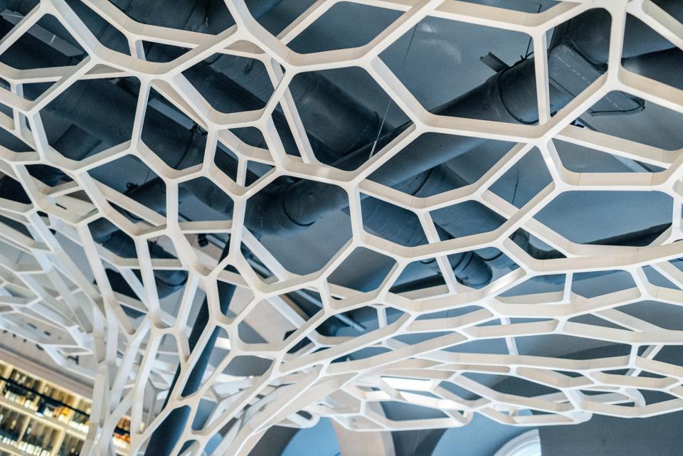 Intricate parametric design ceiling structure featuring hexagonal patterns at Textúra restaurant, enhancing the modern dining atmosphere.