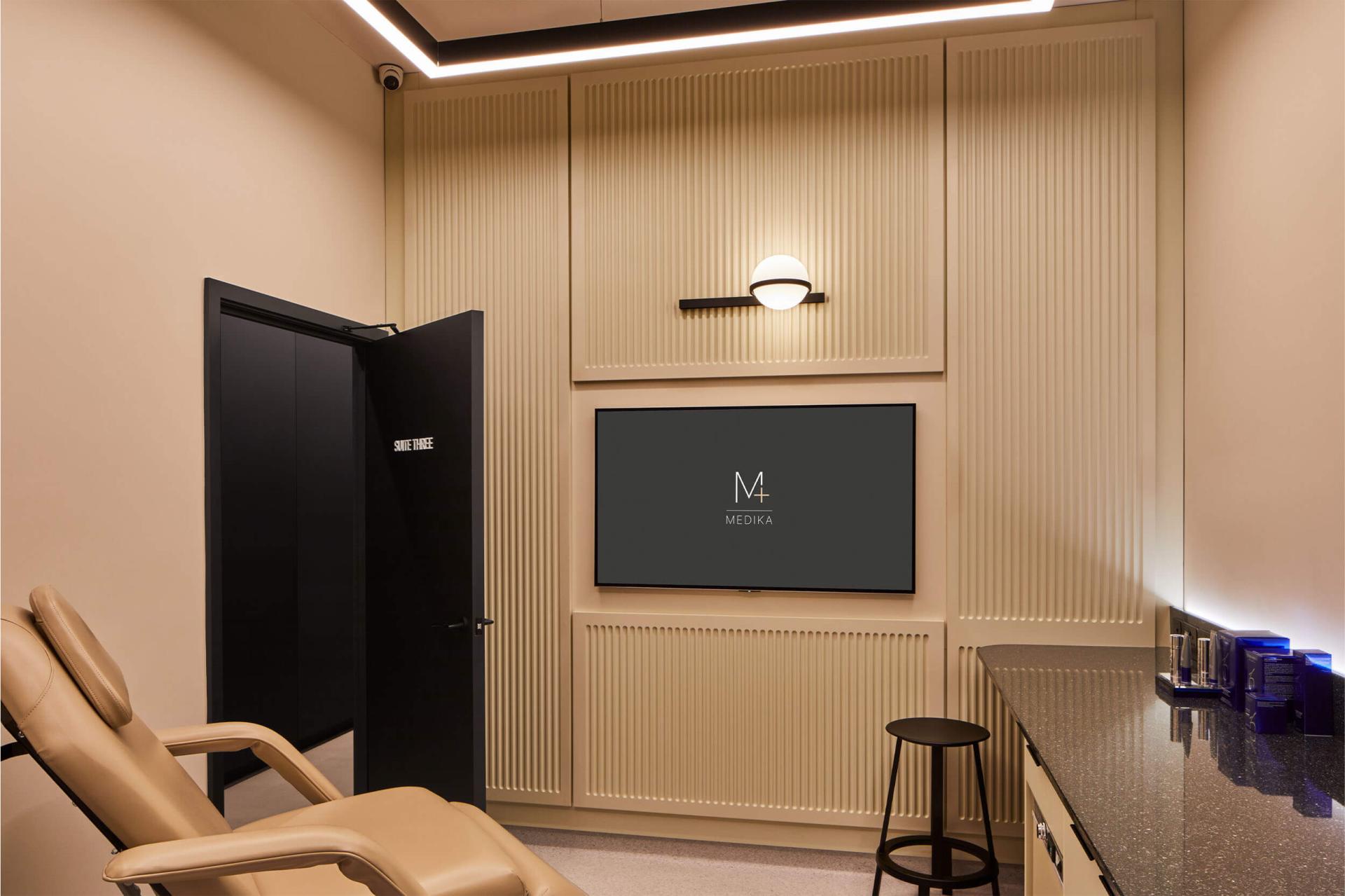 Modern treatment room at Medika Clinic featuring a relaxing design, a comfortable chair, and stylish decor elements.