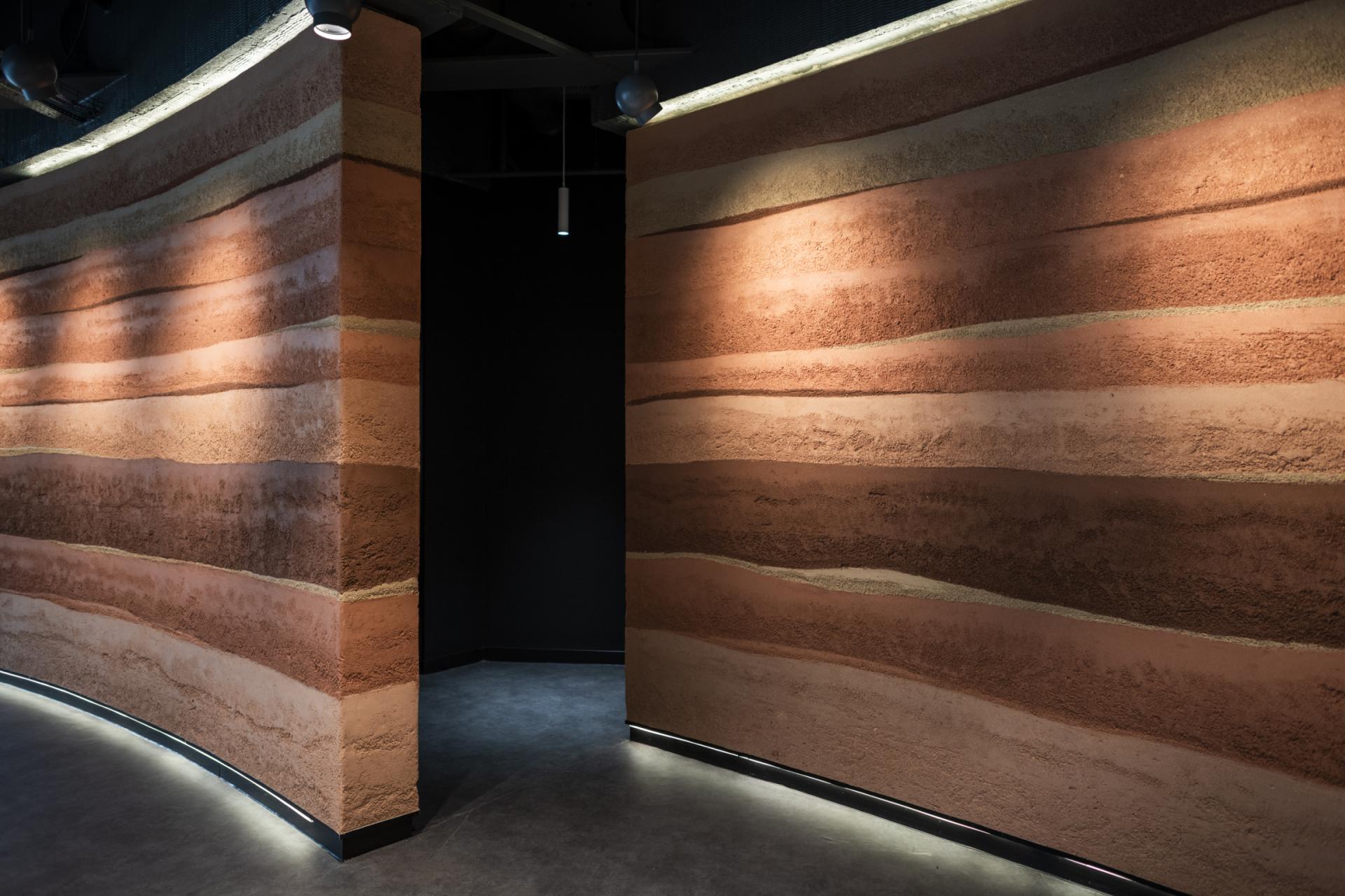 Sustainable wall design featuring textured layers in warm earth tones, highlighting eco-friendly materials in modern architecture.