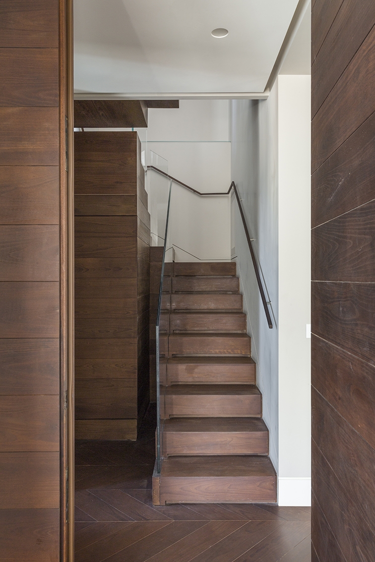Staircase. Wengé wood door and staircase with crystal handrail custom designed by Alvisi Kirimoto. ©Serena Eller Vainicher