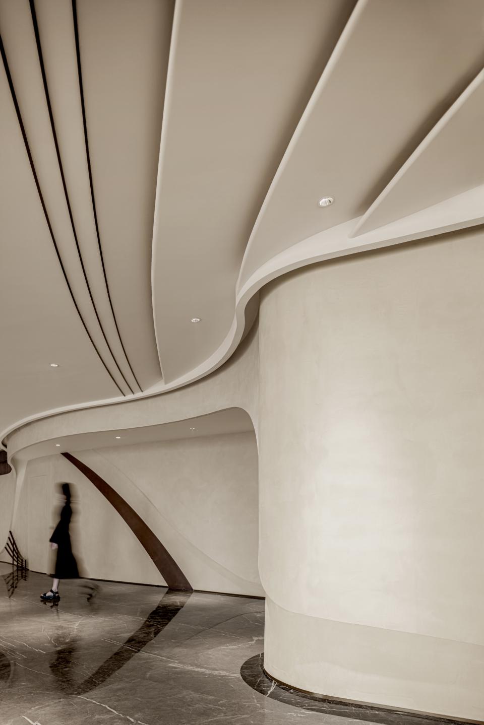 Elegant interior design featuring smooth curved walls and modern lighting in Wenzhou's tallest tower workspace.