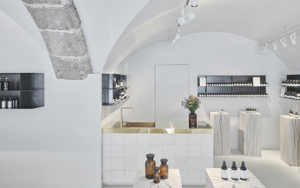 Bright and minimalist interior of Saint Charles' natural cosmetics store, featuring polished displays and organic product arrangements.