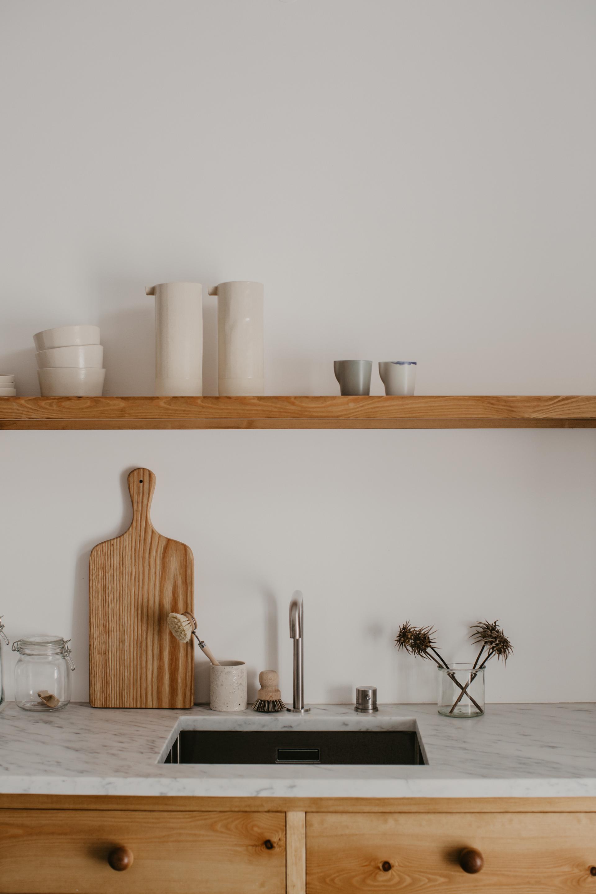 Modern kitchen featuring Quadrodesign's Source collection with natural materials, minimalist decor, and a harmonious aesthetic.