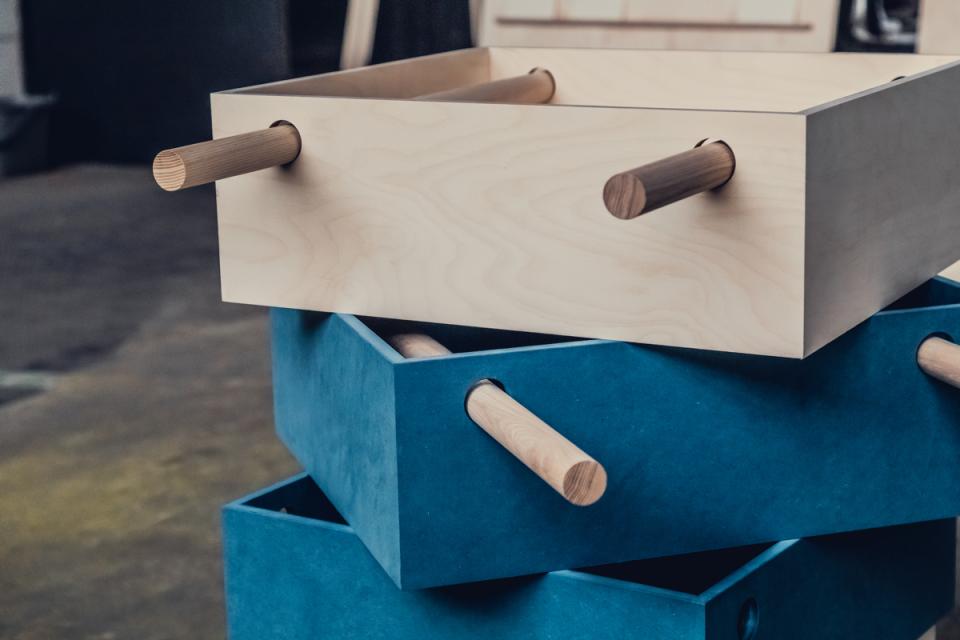 Flexible furniture system featuring modular drawers in light wood and blue materials, ideal for pop-up shops and installations.