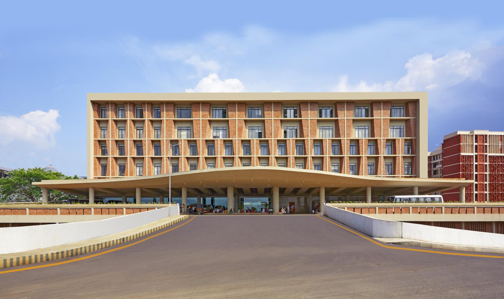 Modern Symbiosis University Hospital in Pune features innovative architecture and a welcoming entrance for patients and visitors.