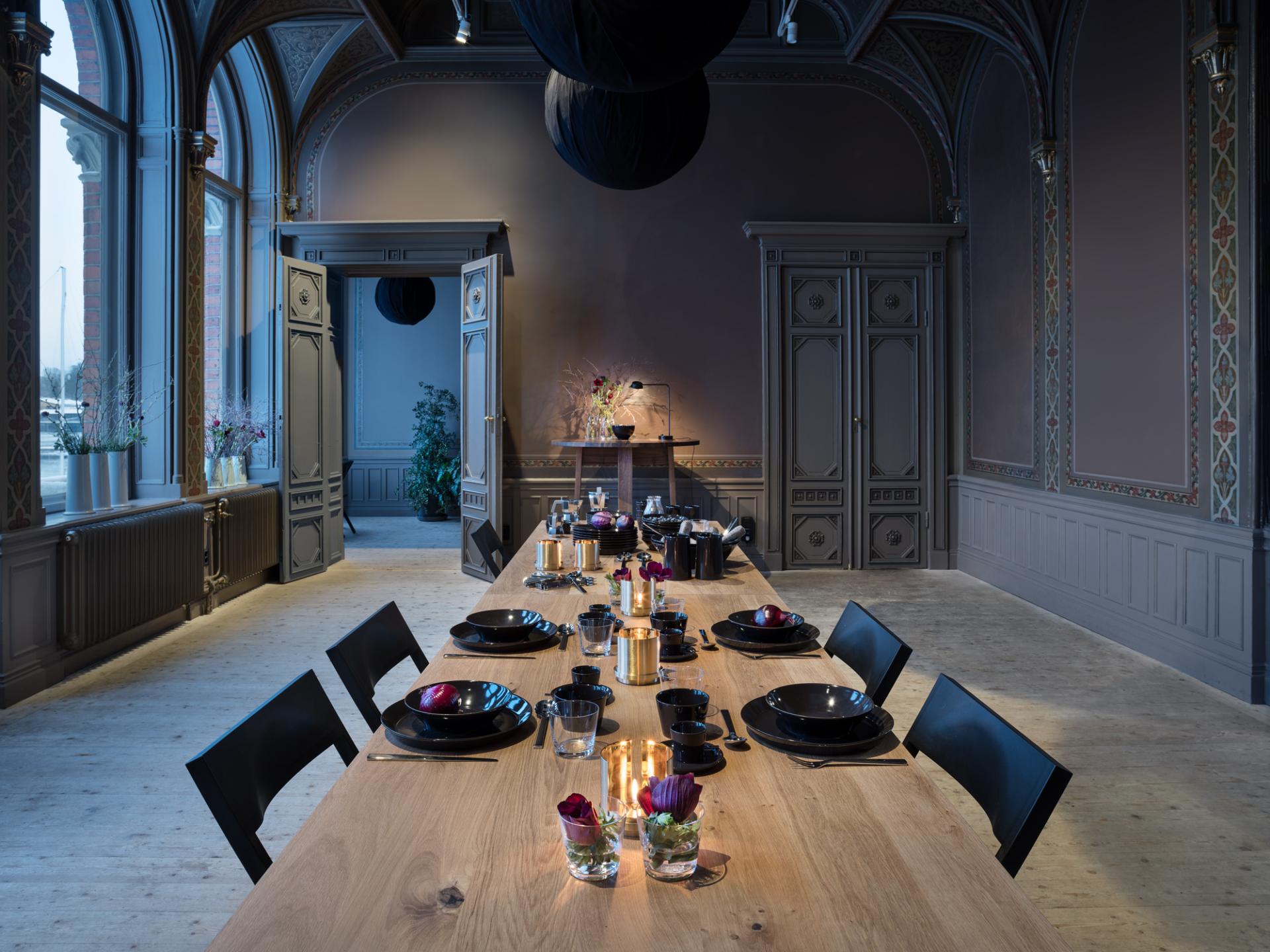 Elegant dining setting featuring Wästberg’s w102 Chipperfield lamp, showcasing modern design in a stylish interior.