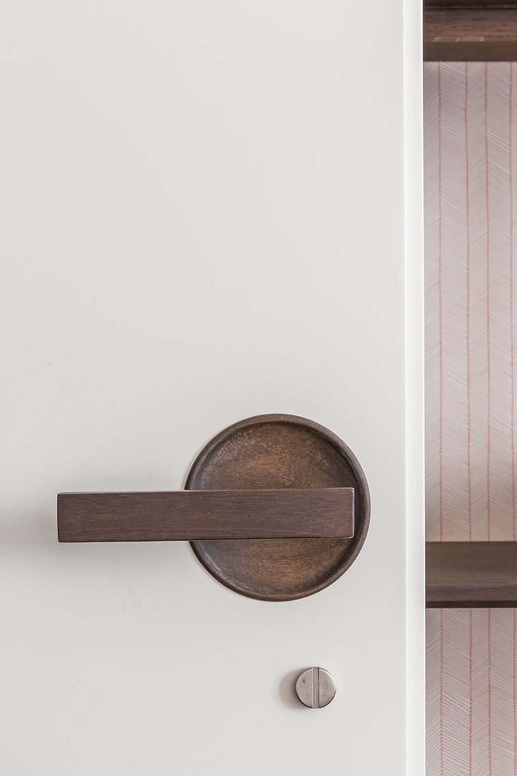 Detail. Wallpaper by Metamorphosi; Wengé wood handle custom designed by Alvisi Kirimoto. ©Serena Eller Vainicher