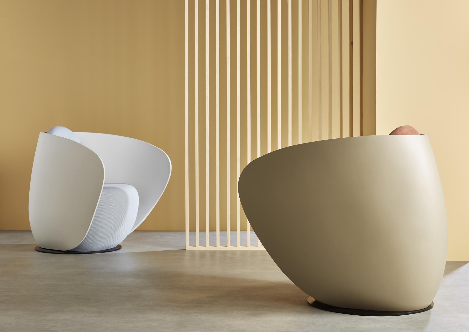 Rounded cocoon chairs in soothing colors, inspired by sea-smoothed stones, create a calming workspace atmosphere.