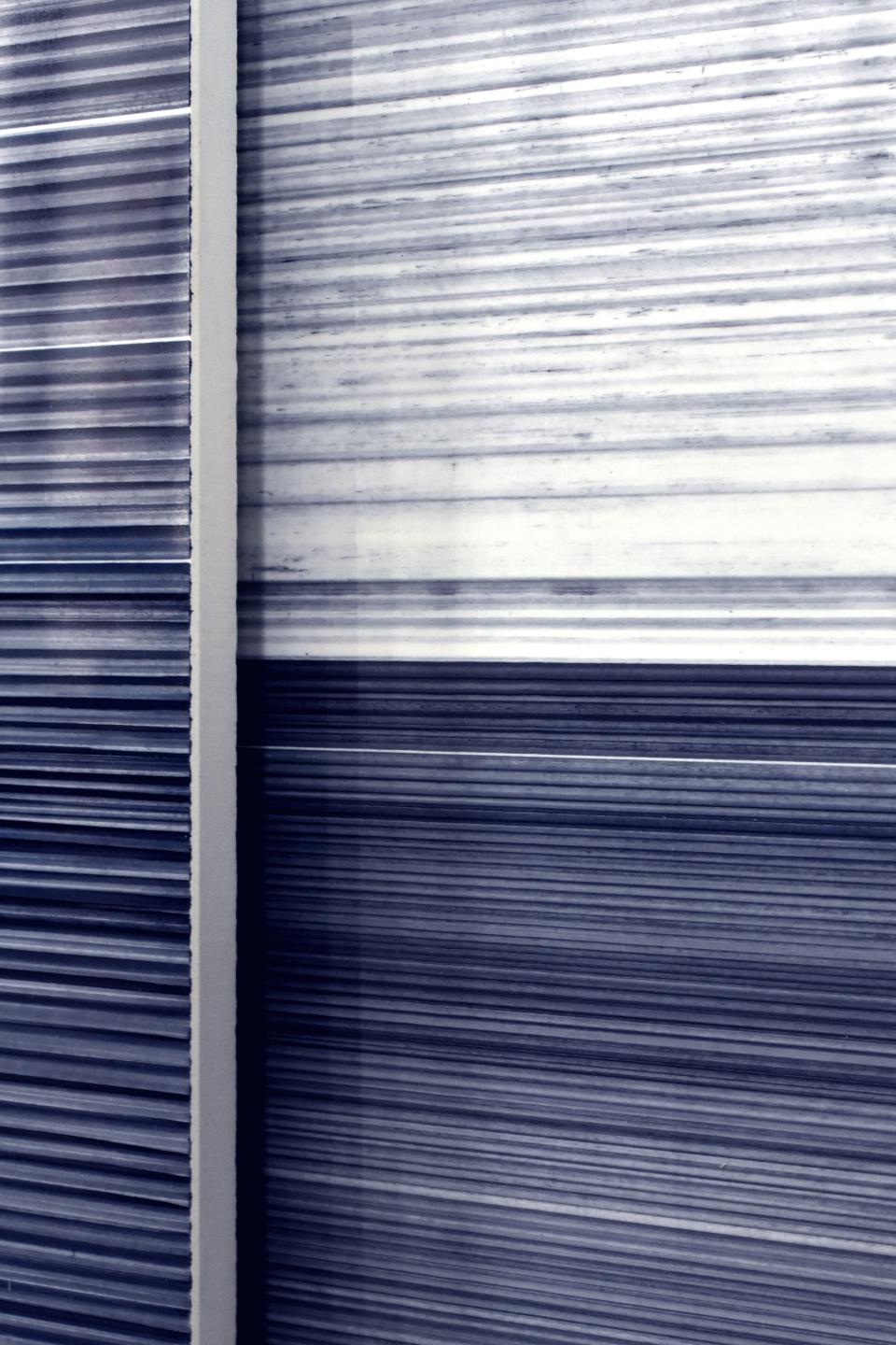 Abstract blue and white tile design showcasing Léa Mazy's innovative printing process for the tile industry.