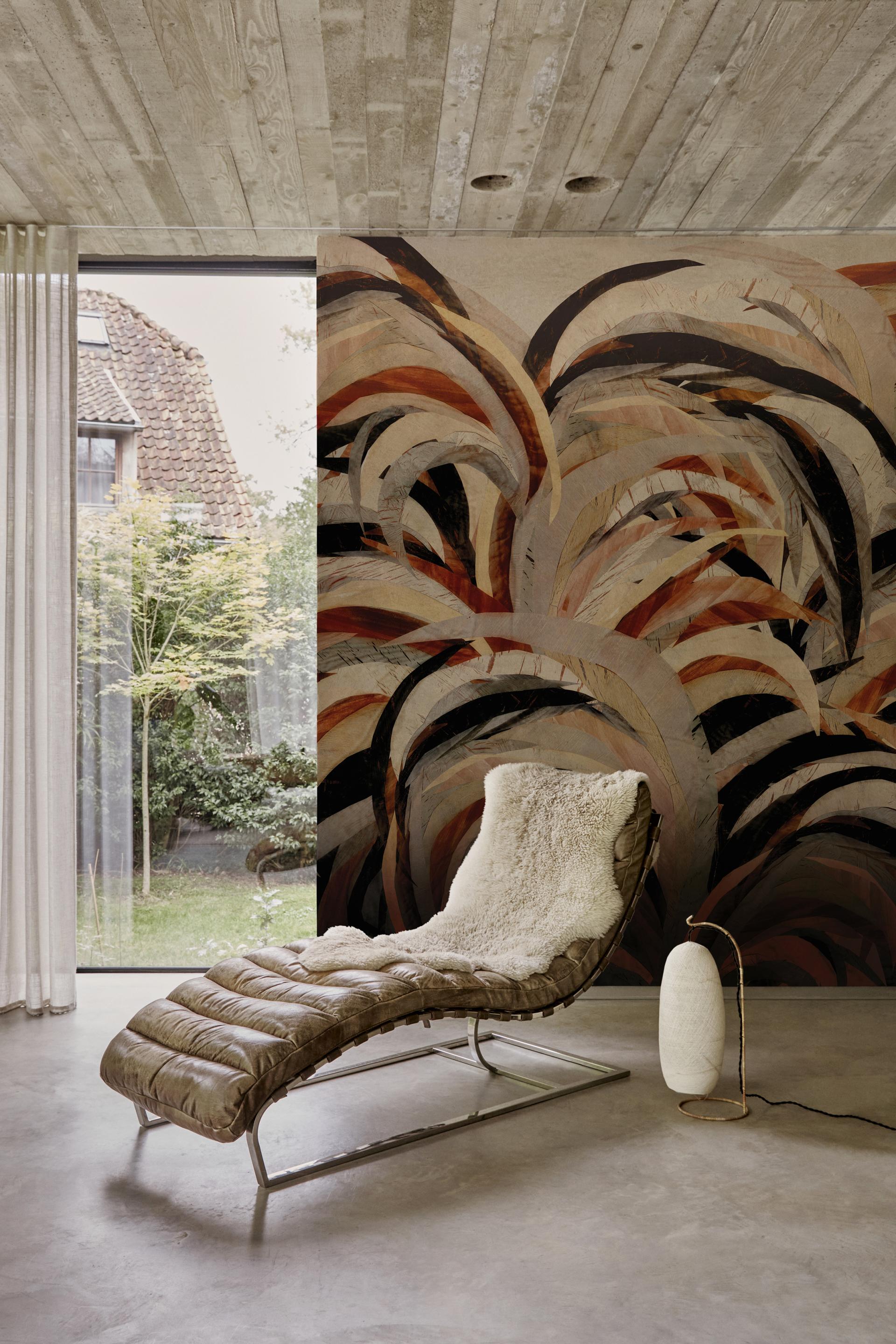 Luxurious interior featuring Wall&decò's 2023 contemporary wallpaper with bold graphics, a stylish chaise lounge, and elegant lamp.