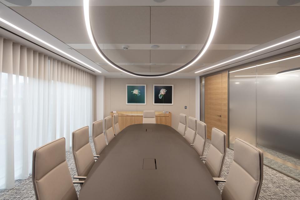 Radii Planet combines timber and curved glazing for meeting rooms and offices at Evelyn Partners Leeds.