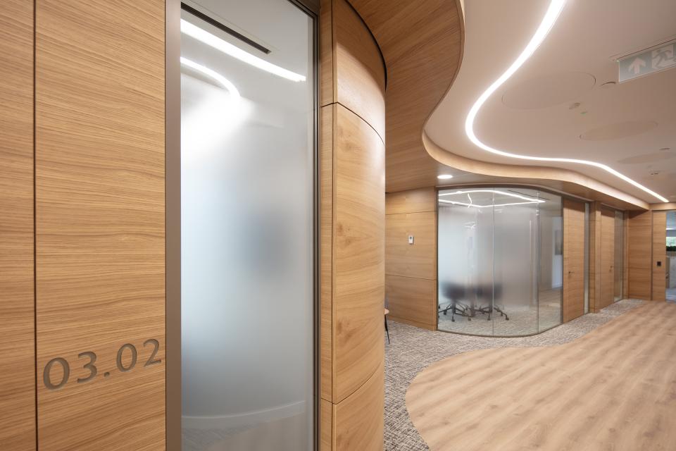 Radii Planet combines timber and curved glazing for meeting rooms and offices at Evelyn Partners Leeds.