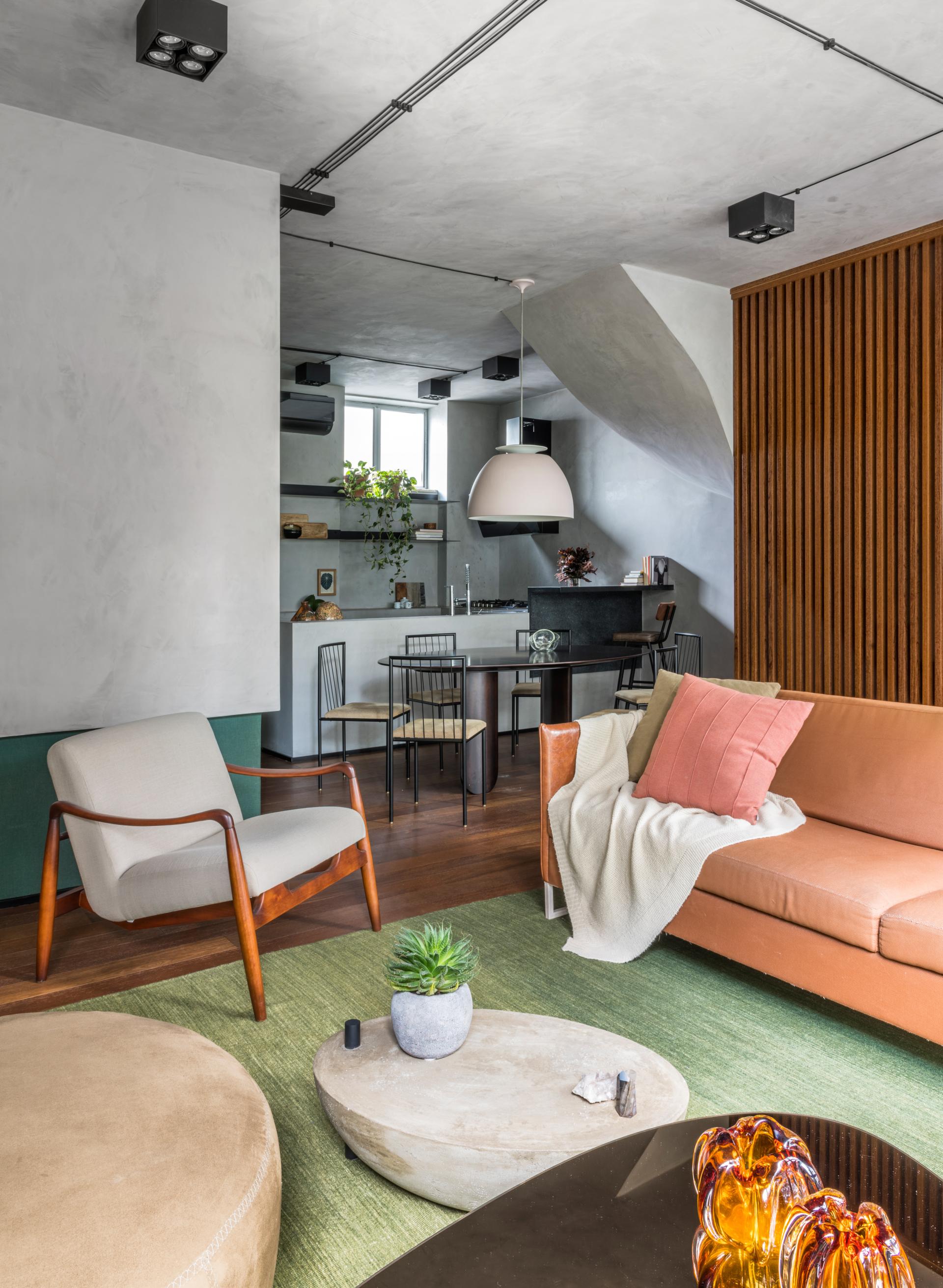 Modern interior of Apto Paulista featuring natural elements, cozy seating, and stylish décor by Ricardo Abreu Arquitetos.