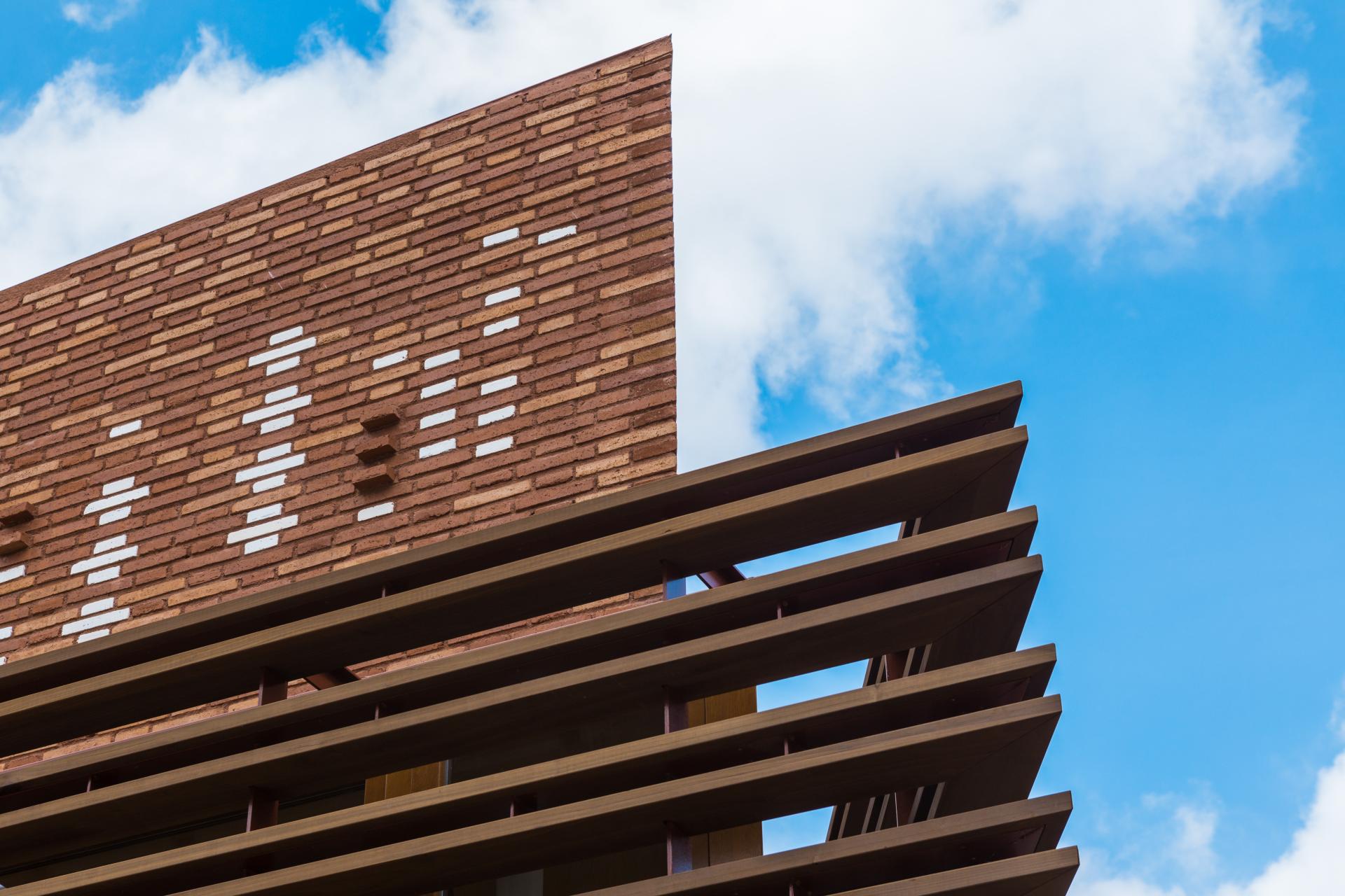 Kālida Sant Pau building in Barcelona features innovative architectural design with thermally modified tulipwood and brick textures.