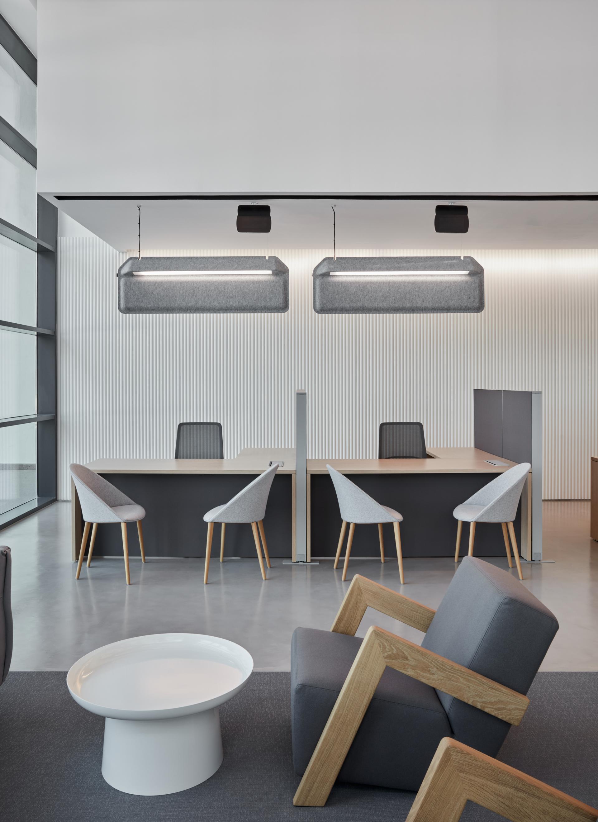 Contemporary reception area of American University of Sharjah’s Research Technology and Innovation Park featuring stylish furniture and modern lighting.