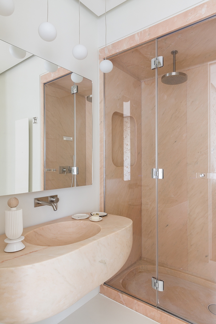 Bathroom. Marble sink and shower tray custom designed by Alvisi Kirimoto; ceiling lights Mini Glo-Ball by Flos; Feel ceramic diffuser by Federica Bubani; ceramic plates by Giuseppe Palermo. ©Serena Eller Vainicher