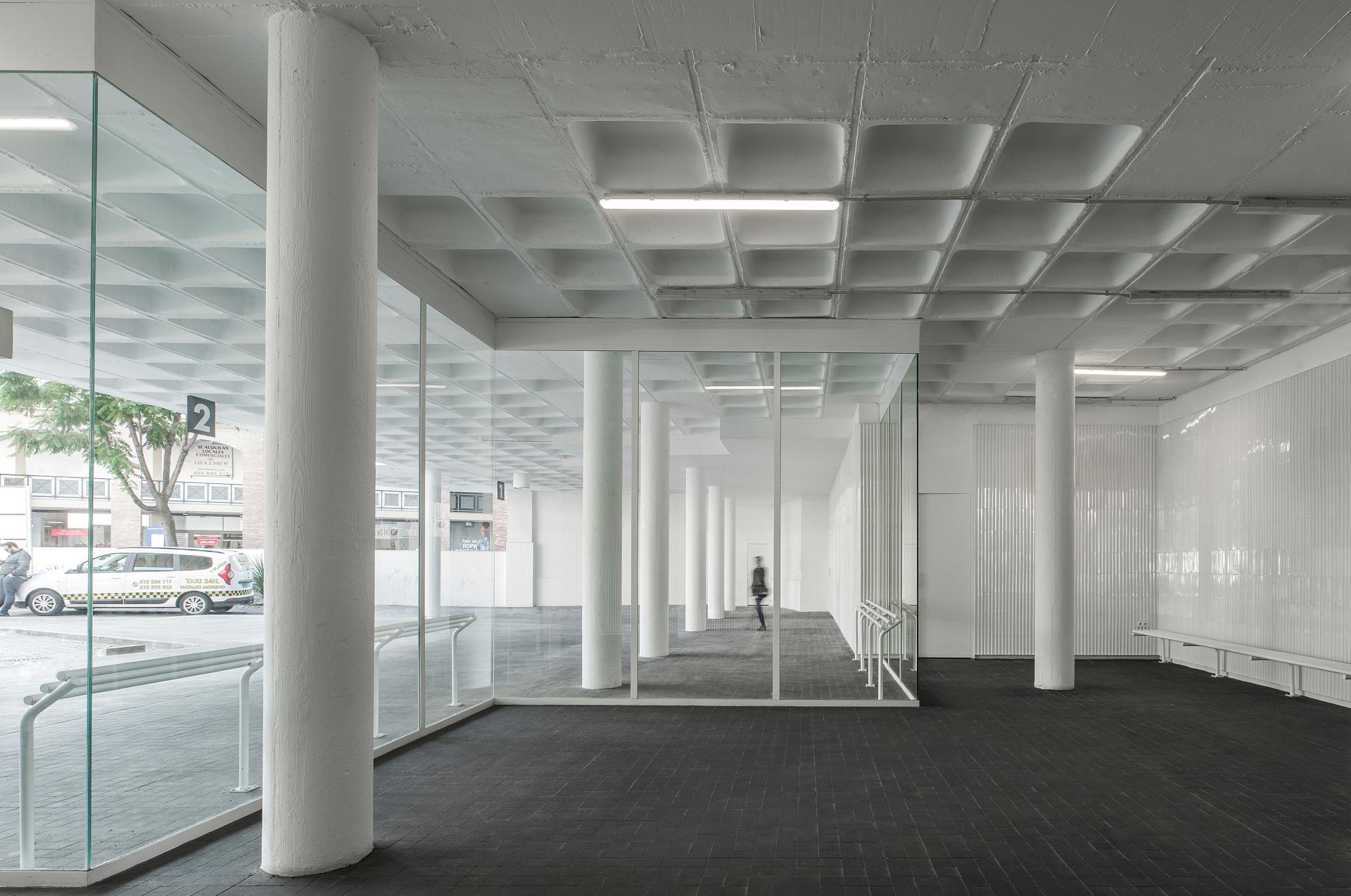 Modern interior featuring a spacious, minimalist design with white walls, glass panels, and ceramic elements, highlighting innovative Spanish architecture.