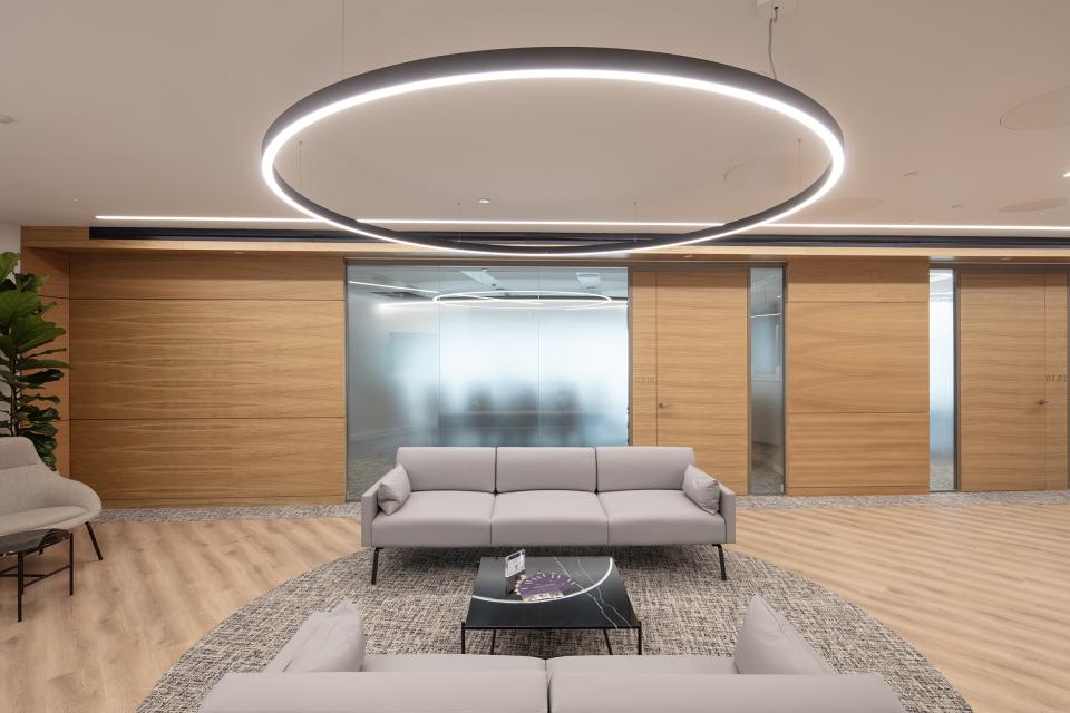 Radii Planet combines timber and curved glazing for meeting rooms and offices at Evelyn Partners Leeds.