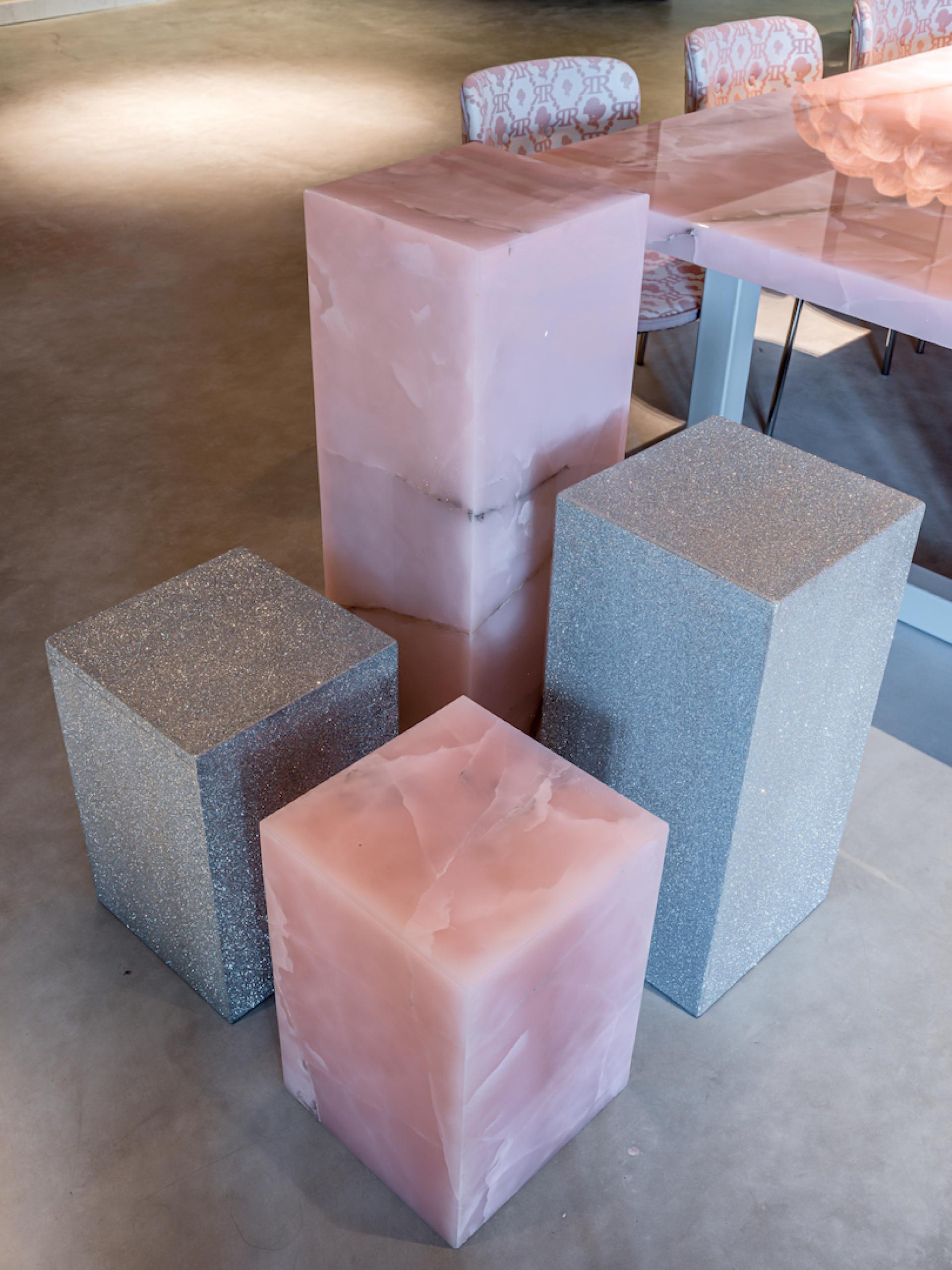 Four stylish marble cubes in pink and gray enhance the modern interior of Reinders' new showroom in the Netherlands.